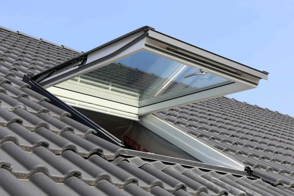 Dachfenster-Einbau im Ziegeldach – präzise Ausführung durch Spenglerei Bludenz mit ergänzenden Schwarzdeckerleistungen Dachfenster-Einbau im Ziegeldach – präzise Ausführung durch Spenglerei Bludenz mit ergänzenden Schwarzdeckerleistungen