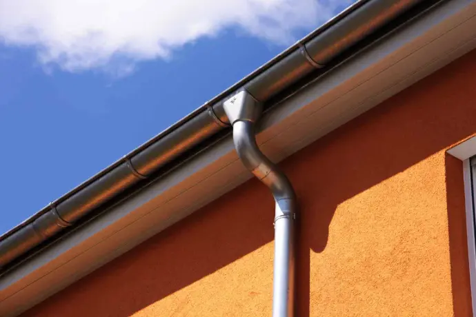 Dachrinne und Ablaufrohr aus Metall – Dachspengler-Arbeit in Bludenz