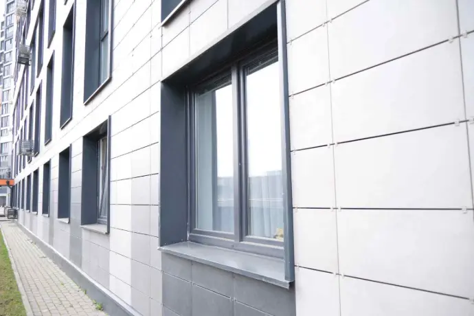 Fassadenspengler montiert moderne Metallfassade in Bludenz