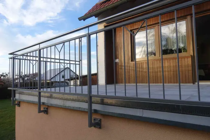 Metallgeländer an Balkon in Bludenz – maßgefertigte Spenglerarbeit